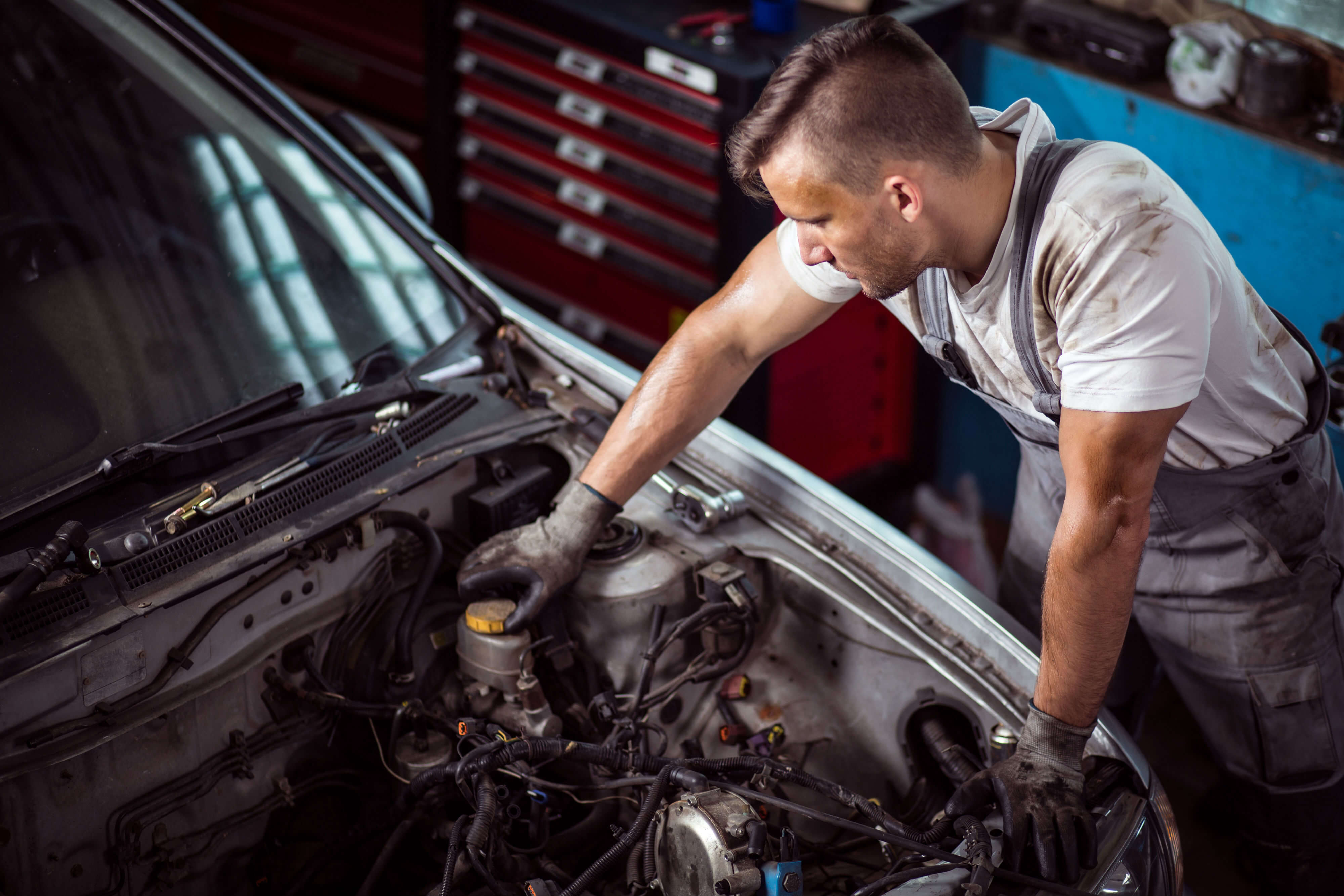 Mechanic voice. Автомеханик. Обслуживание авто. Машина в сервисе. Автослесарь в масле.