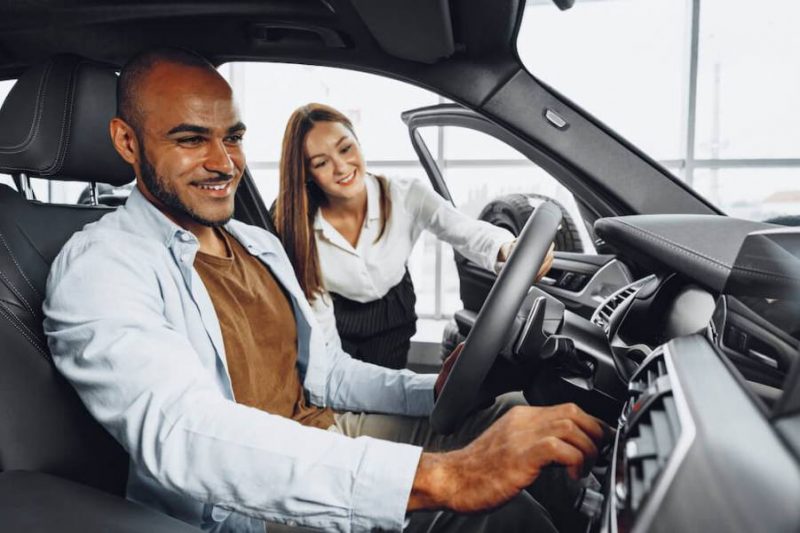 How do sales car brokers work