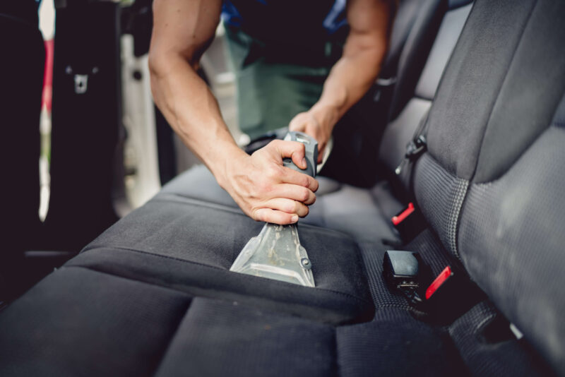 Remove car odors with baking soda and vacuum 
